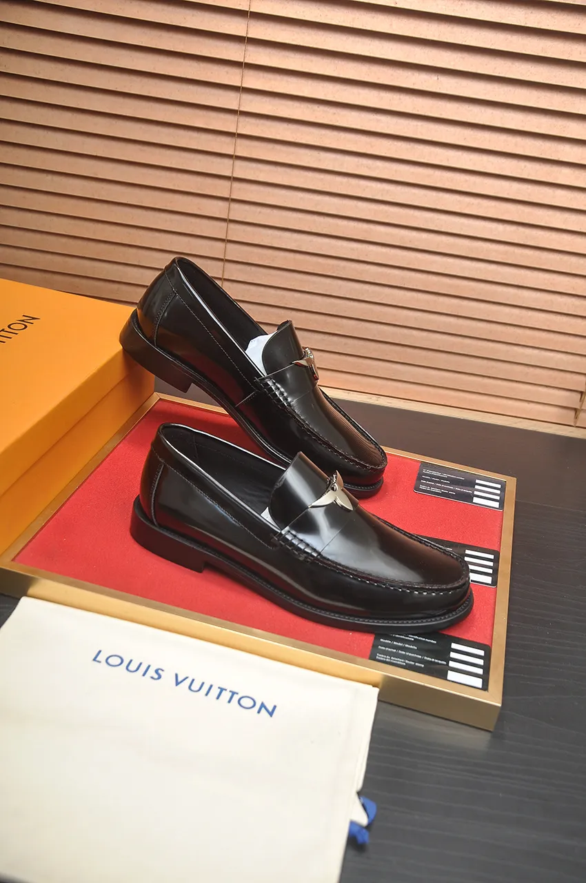 Men's men's shoes 💰560💶 [LV] (original single cowhide lining) 🍀LV's latest genuine leather business suit shoes are launched simultaneously on the official website. The first-layer cowhide imported from Italy is made of heavy gold, 💥1:1 rubber outsole from the official website. Versatile to wear, high-end without losing class, and the color combination is extraordinary. This four-season style is alluring when worn on your feet, showing off your big-name flair. Standard code 38-44 (45 customized)